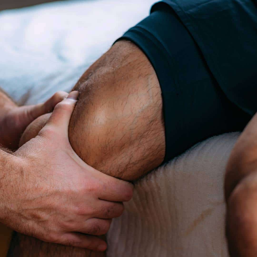 men getting knee chiropractic care