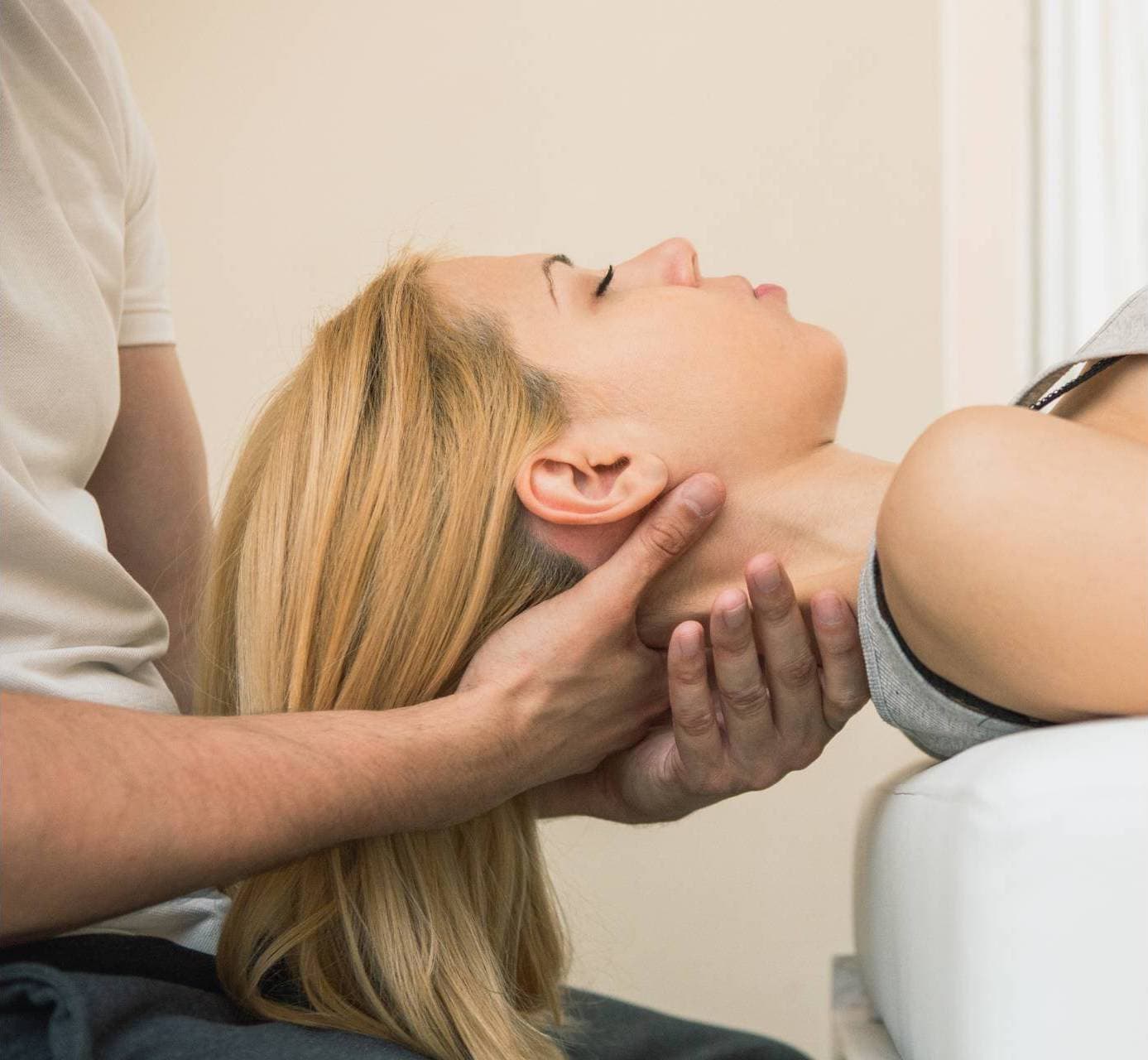 women getting neck chiropractic care